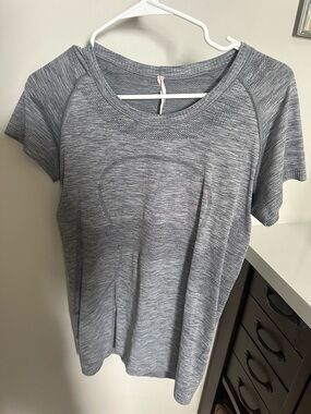 lululemon athletica Heather Gray Short Sleeve Crew Tee